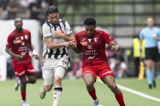 Leon Avdullahu (en blanc) au duel avec le Biennois Lion de Oliveira lors de la fnale de la Coupe de Suisse. KEYSTONE/ANTHONY ANEX
